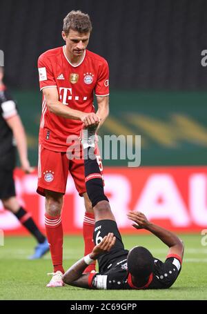 Ville de Berlin, Allemagne. 04e juillet 2020. Football FILO, coupe finale: Saison 2019/2020, 04.07.2020 DFB-Pokal finale des hommes Bayer Leverkusen - FC Bayern Munich, Muenchen fair play: Thomas Mueller (FCB) aide Leon Patrick Bailey (Leverkusen) à son camp. Credit: Marvin Ibo Gungor/GES/POOL/via firosportphoto pour des buts journalistiques seulement! Uniquement pour usage éditorial ! | usage dans le monde entier/dpa/Alamy Live News Banque D'Images