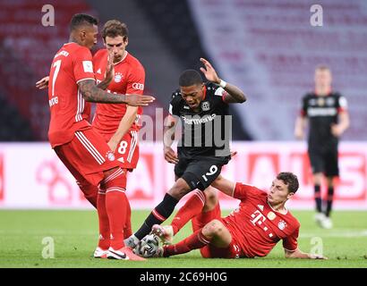 Firo football, coupe finale: Saison 2019/2020, 04.07.2020 DFB-Pokal finale des hommes Bayer Leverkusen - FC Bayern Munich, Muenchen duels, duel Leon Patrick Bailey (Leverkusen) contre Benjamin Pavard (FCB) / r. Photo: Marvin Ibo Gungor / GES / POOL / via firosportphoto pour des buts journalistiques seulement! Uniquement pour usage éditorial ! | utilisation dans le monde entier Banque D'Images