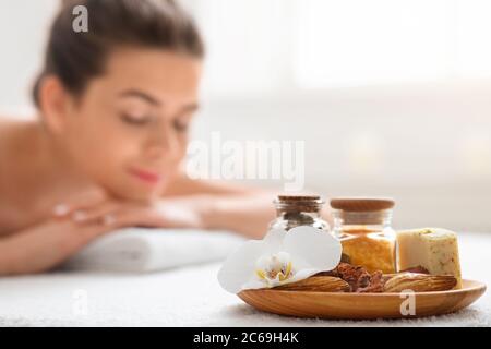 Plaque d'aromathérapie sur la jeune femme au repos sur la table de massage Banque D'Images