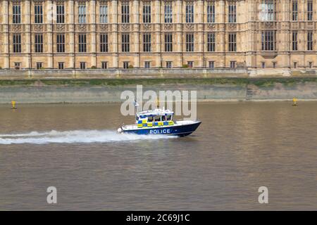 LONDRES, Royaume-Uni - 18 JUILLET 2015 : un bateau de police le long de la Tamise pendant la journée Banque D'Images