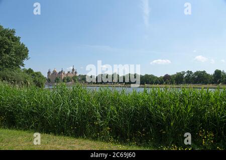 château et Burgsee (lac du château), Schwerin, Mecklenburg-Ouest Pomerania, Allemagne Banque D'Images