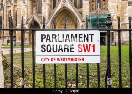 LONDRES, Royaume-Uni - 9 MARS 2015 : un panneau pour la place du Parlement dans le centre de Londres pendant la journée Banque D'Images