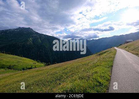 Passez la route Innerglas, Glaspass, Beverin nature Park, Canton des Grisons, Suisse. Banque D'Images