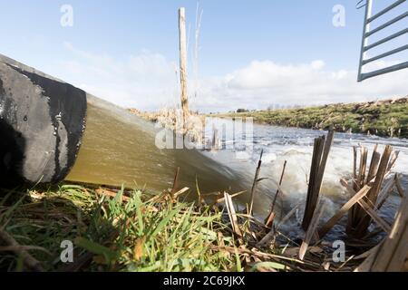 Terres agricoles aux pays-Bas. Se débarrasser de l'excès d'eau. Banque D'Images