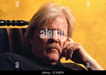 EXCLUSIF, 21 mars 1997, Hambourg, compositeur, musicien et artiste Edgar Froese lors d'une séance photo exclusive à Hambourg. Le pionnier de la musique électronique et fondateur du groupe Tangerine Dream a été disponible pour quelques photos lors d'une conférence de presse. --- Conditions spéciales: Accord de prix nécessaire lors de l'utilisation du titre! --- | utilisation dans le monde entier Banque D'Images