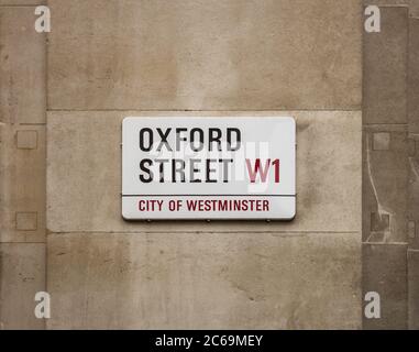 LONDRES, Royaume-Uni - 6 AOÛT 2013 : un panneau sur un mur de rue pour Oxford Street dans le centre de Londres Banque D'Images