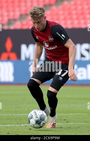 Nuremberg, Allemagne. 07e juillet 2020. Football: 2ème Bundesliga - relégation, 1er FC Nuremberg - FC Ingolstadt 04, relégation, première jambe au stade Max Morlock. Robin Hack de Nuremberg joue le ballon. Crédit : Daniel Karmann/dpa - NOTE IMPORTANTE : Conformément aux règlements de la DFL Deutsche Fußball Liga et de la DFB Deutscher Fußball-Bund, il est interdit d'exploiter ou d'exploiter dans le stade et/ou à partir du jeu pris des photos sous forme d'images de séquence et/ou de séries de photos de type vidéo./dpa/Alay Live News Banque D'Images