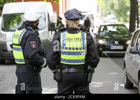 24 avril 2020, Hambourg: Des policiers sont en service dans un poste de contrôle de la police à Max-Brauer-Allee. La police de Hambourg a vérifié le respect de l'interdiction de conduire des véhicules diesel dans le district d'Altona. Il y a une interdiction de conduire pour les voitures et les camions diesel plus anciens à près de 600 mètres de Max-Brauer-Allee. Les infractions seront passibles d'amendes. Photo : marques de bodo/dpa Banque D'Images