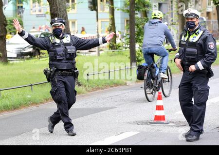 24 avril 2020, Hambourg: Des policiers sont en service dans un poste de contrôle de la police à Max-Brauer-Allee. La police de Hambourg a vérifié le respect de l'interdiction de conduire des véhicules diesel dans le district d'Altona. Il y a une interdiction de conduire pour les voitures et les camions diesel plus anciens à près de 600 mètres de Max-Brauer-Allee. Les infractions seront passibles d'amendes. Photo : marques de bodo/dpa Banque D'Images