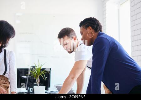 divers employés de l'entreprise discutent en groupe, discutent au bureau blanc Banque D'Images