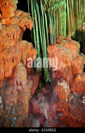 La grotte de Gilindire, également connue sous le nom de grotte d'Aynaligol, est une grotte d'Aydincik, à Mersin, dans le sud de la Turquie. Il a été découvert par un berger en 1999 Banque D'Images