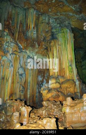 La grotte de Gilindire, également connue sous le nom de grotte d'Aynaligol, est une grotte d'Aydincik, à Mersin, dans le sud de la Turquie. Il a été découvert par un berger en 1999 Banque D'Images