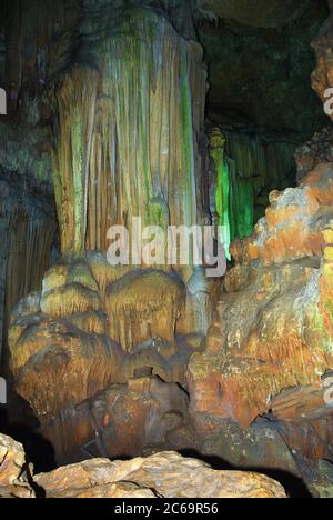 La grotte de Gilindire, également connue sous le nom de grotte d'Aynaligol, est une grotte d'Aydincik, à Mersin, dans le sud de la Turquie. Il a été découvert par un berger en 1999 Banque D'Images