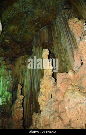 La grotte de Gilindire, également connue sous le nom de grotte d'Aynaligol, est une grotte d'Aydincik, à Mersin, dans le sud de la Turquie. Il a été découvert par un berger en 1999 Banque D'Images