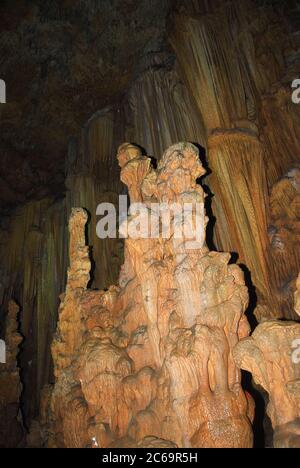 La grotte de Gilindire, également connue sous le nom de grotte d'Aynaligol, est une grotte d'Aydincik, à Mersin, dans le sud de la Turquie. Il a été découvert par un berger en 1999 Banque D'Images