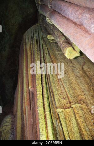 La grotte de Gilindire, également connue sous le nom de grotte d'Aynaligol, est une grotte d'Aydincik, à Mersin, dans le sud de la Turquie. Il a été découvert par un berger en 1999 Banque D'Images