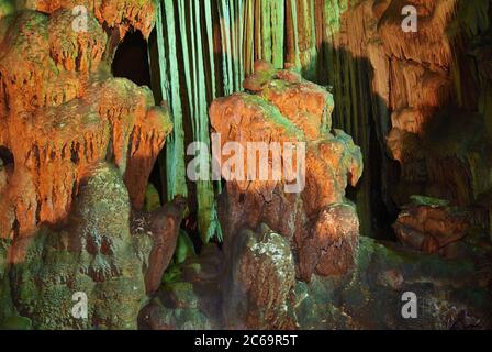 La grotte de Gilindire, également connue sous le nom de grotte d'Aynaligol, est une grotte d'Aydincik, à Mersin, dans le sud de la Turquie. Il a été découvert par un berger en 1999 Banque D'Images