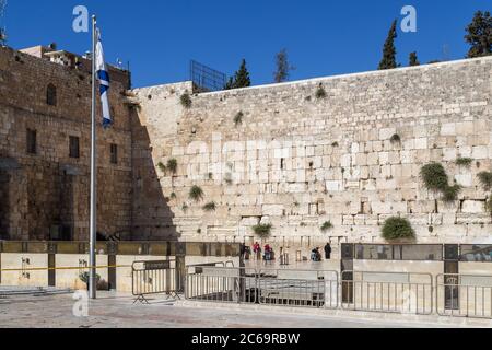 Jérusalem, Israël - 10 juin 2015 : le mur occidental ou le mur des lamentations avec prières dans la vieille ville de Jérusalem, Israël. Banque D'Images