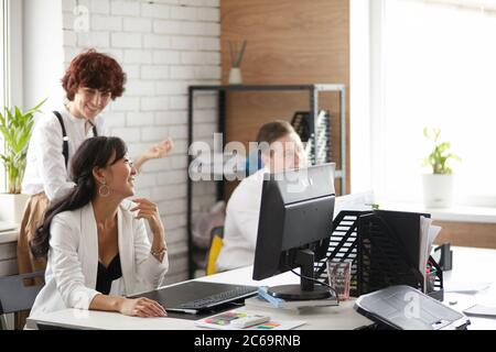 Bureau moderne équipé d'ordinateurs, équipe d'affaires travaillant ensemble, écoutez l'entraîneur Banque D'Images