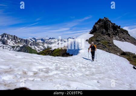 Marche le long d'une crête de neige jusqu'à Nufenenstock, Alpes suisses Banque D'Images