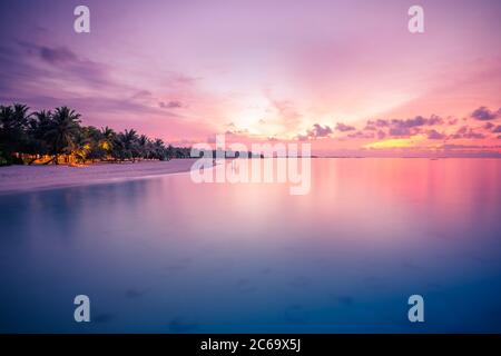 Coucher de soleil sur la plage, motif de nature tropicale. Paysage marin incroyable avec vue sur l'île exotique. Littoral sous un ciel coloré, paysage de coucher de soleil de rêve, paysage marin Banque D'Images