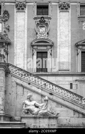 Italie, Latium, Rome, colline du Capitole, Piazza del Campidoglio, Palazzo Senatorio, Fontaine de la Déesse de Rome, représentant le Tibre Banque D'Images