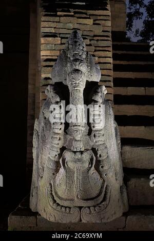 Une sculpture de makara devant le temple de Kedaton dans les compounds du temple de Muara Jambi à Muaro Jambi, Jambi, Indonésie. Banque D'Images