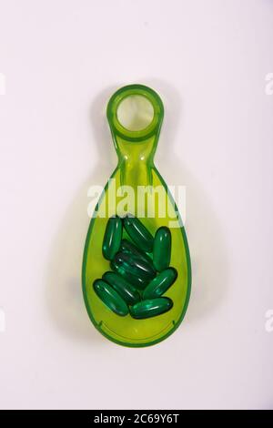 Capsules colorées hors du couvercle. Colorez les capsules avec un fond simple à côté du plat ou à côté l'une de l'autre. Banque D'Images