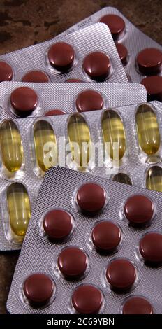 Les pilules et les capsules colorées sont à l'intérieur de l'emballage. Tablettes et capsules colorées depuis la vue de dessus. Banque D'Images