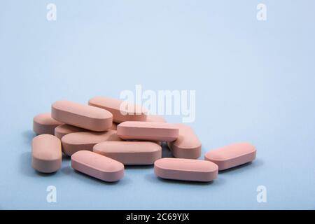 Capsules colorées hors du couvercle. Colorez les capsules avec un fond simple à côté du plat ou à côté l'une de l'autre. Banque D'Images