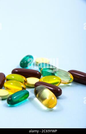Capsules colorées hors du couvercle. Colorez les capsules avec un fond simple à côté du plat ou à côté l'une de l'autre. Banque D'Images