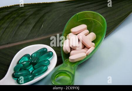 Capsules colorées hors du couvercle. Colorez les capsules avec un fond simple à côté du plat ou à côté l'une de l'autre. Banque D'Images