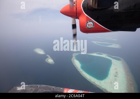 Vue sur la plage des Maldives. Vue aérienne sur l'île Maldives. Îles tropicales et atolls aux Maldives depuis la vue aérienne. Vacances d'été Banque D'Images