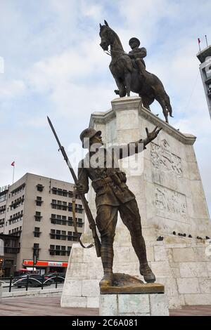 Ankara, Turquie - 01 novembre 2009 : monument équestre Ataturk en centre-ville, place Ulus. Le monument a été inauguré le 24 novembre 1927 et il W Banque D'Images