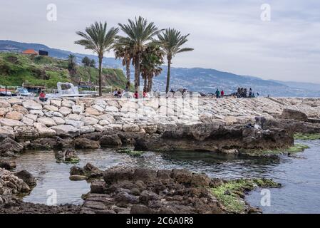 Digue dans le port de Byblos, la plus grande ville du gouvernorat du Mont-Liban Banque D'Images