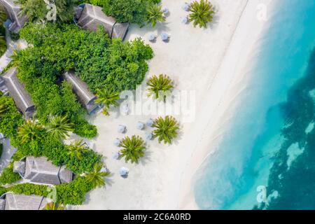 Paysage aérien parfait, complexe tropical de luxe ou hôtel avec villas d'eau et beau paysage de plage. Vue imprenable sur les oiseaux aux Maldives, paysage Banque D'Images