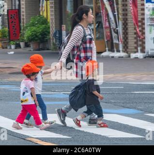 Bébés de pépinière japonais dans une sortie à la rue Kamimeguro, Tokyo, Japon. Banque D'Images