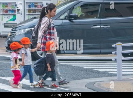 Bébés de pépinière japonais dans une sortie à la rue Kamimeguro, Tokyo, Japon. Banque D'Images