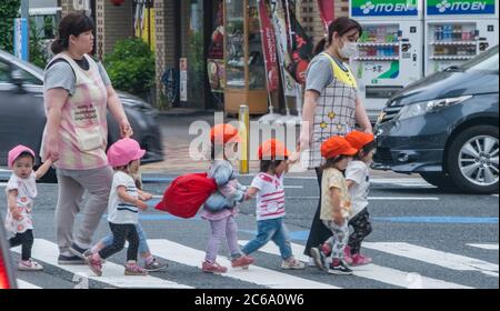 Bébés de pépinière japonais dans une sortie à la rue Kamimeguro, Tokyo, Japon. Banque D'Images