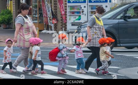 Bébés de pépinière japonais dans une sortie à la rue Kamimeguro, Tokyo, Japon. Banque D'Images