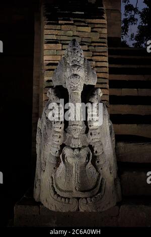 Une sculpture de makara devant le temple de Kedaton dans les compounds du temple de Muara Jambi à Muaro Jambi, Jambi, Indonésie. Banque D'Images