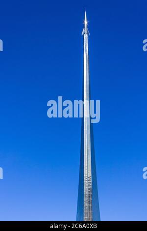 Vue sur le monument de Rocket aux conquérants de l'espace sur le musée commémoratif du Cosmonautics à Moscou, Russie. Banque D'Images