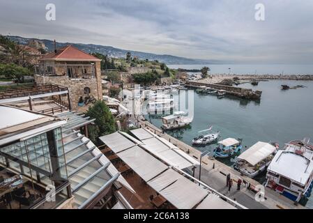 Vue aérienne dans le port de Byblos, la plus grande ville du gouvernorat du Mont-Liban Banque D'Images