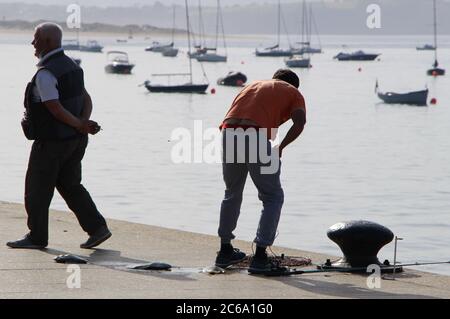 Tôt le matin pêche pour le poisson-gâchette gris Balistes capriscus avec canne et ligne dans la baie de Santander Cantabria Espagne Banque D'Images