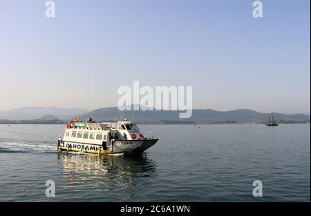 Regina Decimo Ferry dans la baie de Santander Cantabria Espagne début d'été matin arrivée à la gare de ferry Banque D'Images