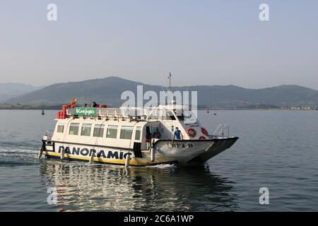 Regina Decimo Ferry dans la baie de Santander Cantabria Espagne début d'été matin arrivée à la gare de ferry Banque D'Images