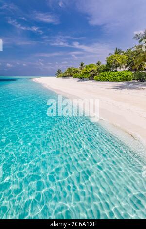 Belle plage et mer tropicale. Magnifique nature de plage, paysages des Maldives, vue parfaite sur le paysage exotique, sable blanc et ciel bleu. Complexe de luxe Banque D'Images