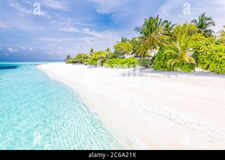 Belle plage et mer tropicale. Magnifique nature de plage, paysages des Maldives, vue parfaite sur le paysage exotique, sable blanc et ciel bleu. Complexe de luxe Banque D'Images