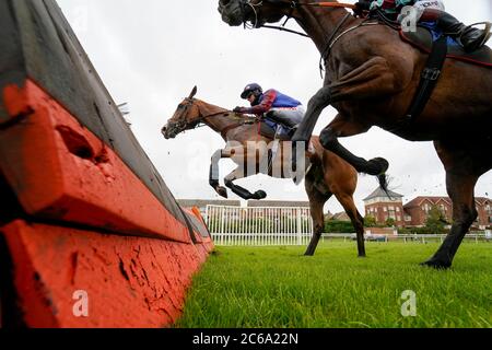 Adam Wedge à cheval Dagueneau (à gauche) sur le chemin de gagner le télécharger l'obstacle de novices d'application LOW6 à l'hippodrome de Stratford-on-Avon. Banque D'Images