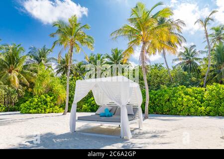 Scène de plage tropicale étonnante avec auvent blanc et de rideaux de luxe pour l'Été Espace détente concept. Ciel bleu avec du sable blanc pour sunny beach landscape Banque D'Images